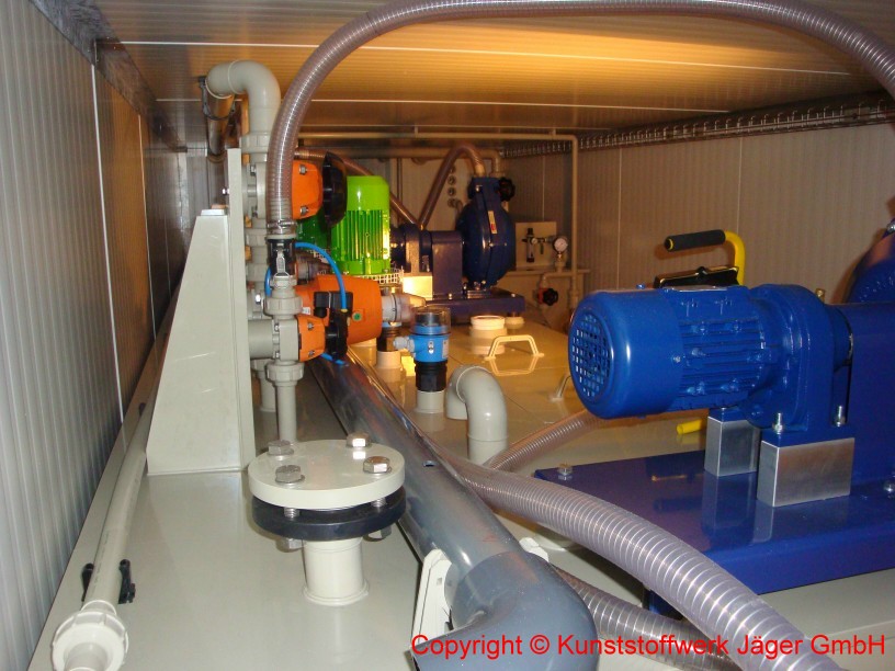 Waste water treatment installed in an isolated container